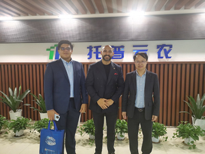 El embajador salvadoreño visita Top Cloud-Igri
